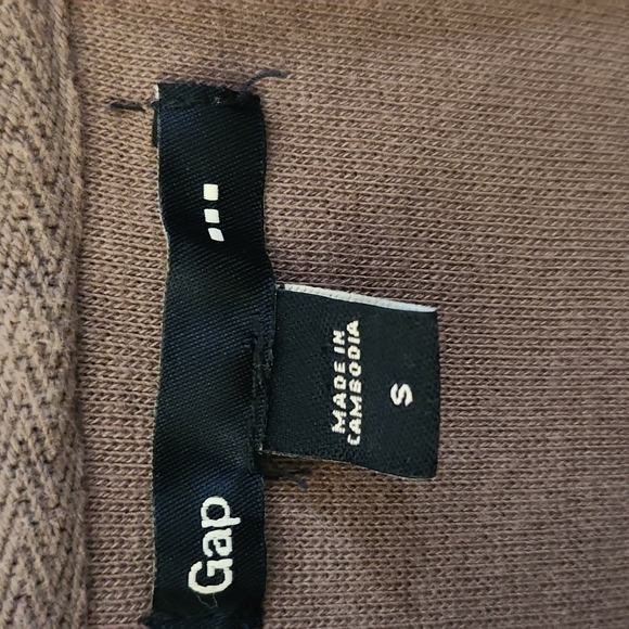 GAP - Picture 3 of 5